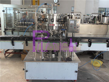 Ισορροπημένη μηχανή πλήρωσης μη αλκοολούχων ποτών πίεσης 2000BPH για τα ενωμένα με διοξείδιο του άνθρακα ποτά