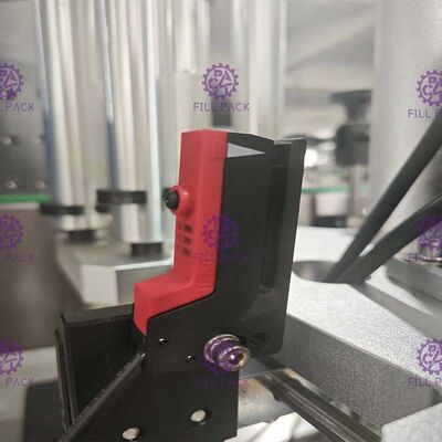 Ενιαία επικεφαλής συγκολλητική μηχανή 50BPM μαρκαρίσματος αυτοκόλλητων ετικεττών για το στρογγυλό μπουκάλι