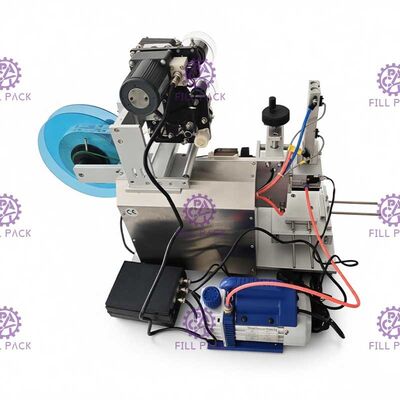 Συγκολλητική μηχανή 1800BPH μαρκαρίσματος μπουκαλιών αυτοκόλλητων ετικεττών ημι αυτόματος για το τετραγωνικό μπουκάλι 3 πλευρές