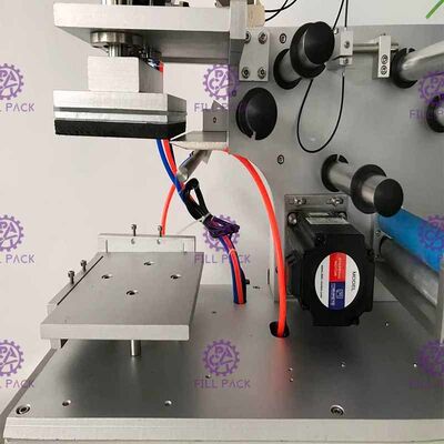 Τετραγωνική επίπεδη συγκολλητική αυτοκόλλητη ετικέττα βάζων μηχανών 2000BPH μαρκαρίσματος μπουκαλιών ημι αυτόματος