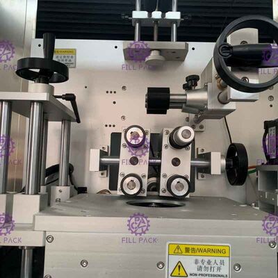 Φωτοηλεκτρικός συρρικνωθείτε την επίπεδη μηχανή μαρκαρίσματος αυτοκόλλητων ετικεττών μπουκαλιών PVC PET μανικιών