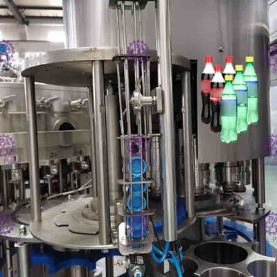 Το πλαστικό γυαλί 3 της PET σε 1 Monobloc αέριο πίνει την εμφιαλώνοντας μηχανή κρασιού νερού ποτών/τον εξοπλισμό/τη γραμμή/τις εγκαταστάσεις/το σύστημα