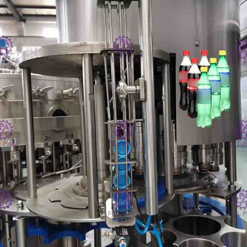Το πλαστικό γυαλί 3 της PET σε 1 Monobloc αέριο πίνει την εμφιαλώνοντας μηχανή κρασιού νερού ποτών/τον εξοπλισμό/τη γραμμή/τις εγκαταστάσεις/το σύστημα