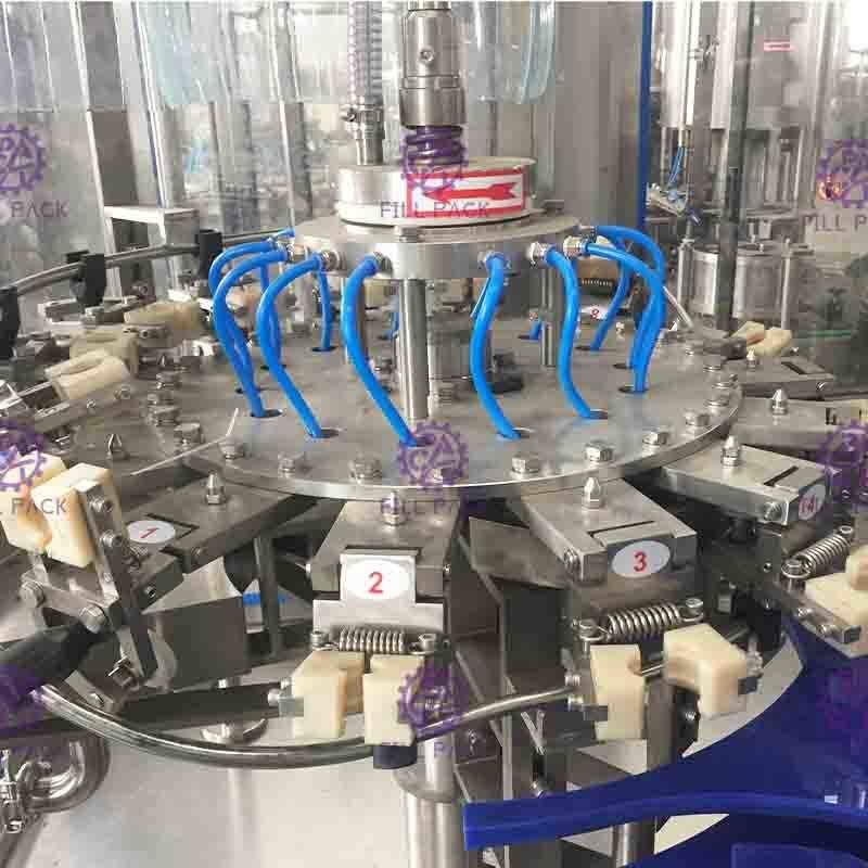 Το πλαστικό γυαλί 3 της PET σε 1 Monobloc αέριο πίνει τη μηχανή πλήρωσης μπουκαλιών κρασιού νερού ποτών/τον εξοπλισμό/τις εγκαταστάσεις/Syst